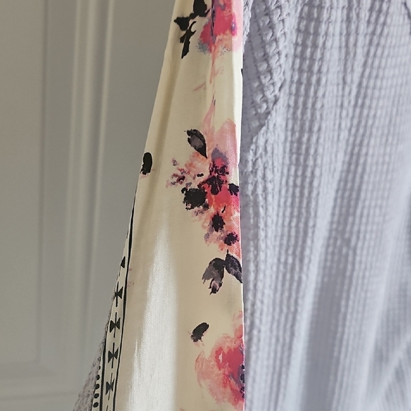 Light Gray Waffle V-Neck Sweatshirt with Floral Shoulder and Printed Cuffs - Picture 4 of 10